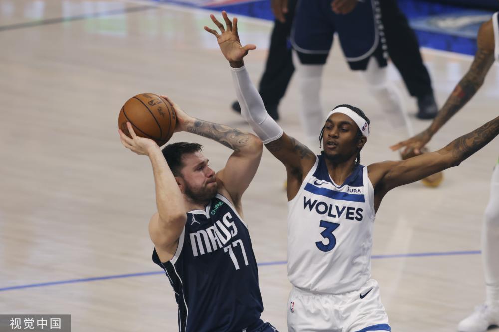 替补席上的 替补席上的